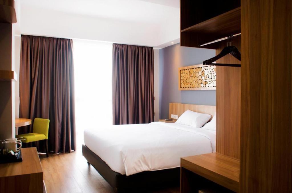 Ayola First Point Hotel Пеканбару Екстериор снимка
