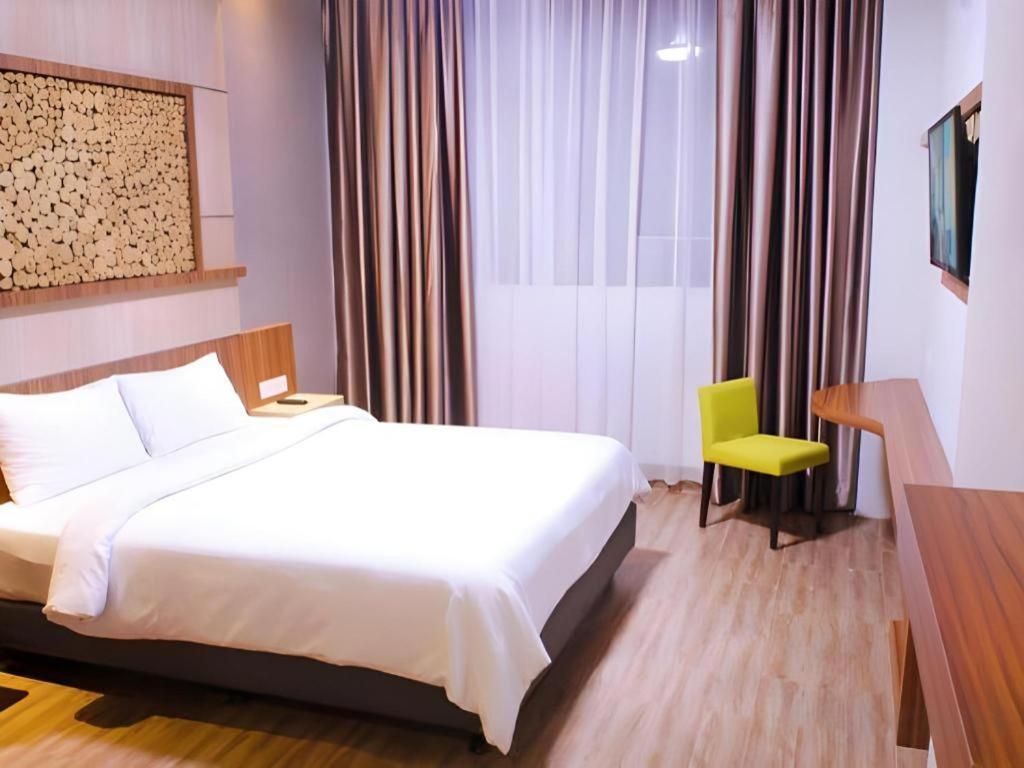 Ayola First Point Hotel Пеканбару Екстериор снимка