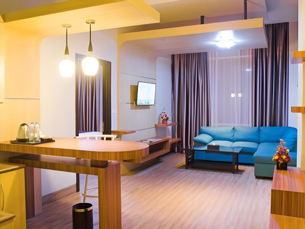 Ayola First Point Hotel Пеканбару Екстериор снимка
