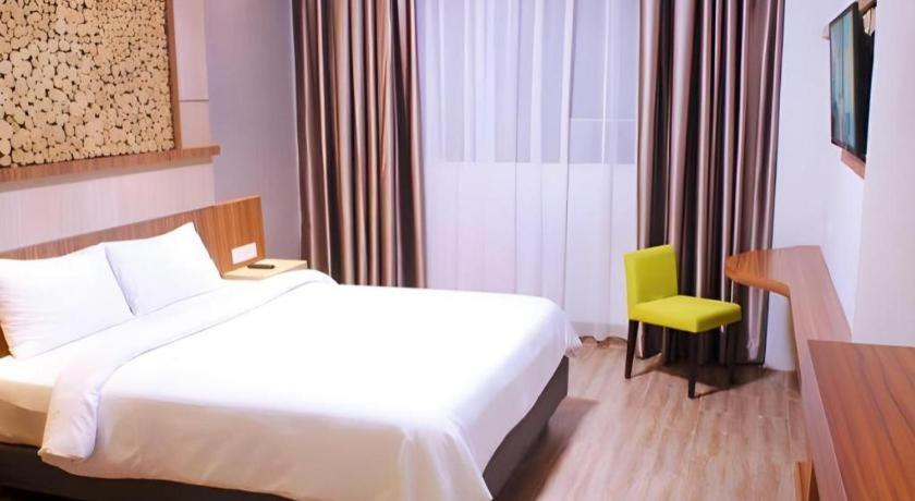 Ayola First Point Hotel Пеканбару Екстериор снимка