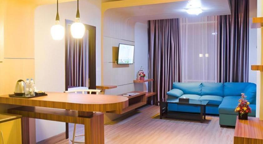 Ayola First Point Hotel Пеканбару Екстериор снимка