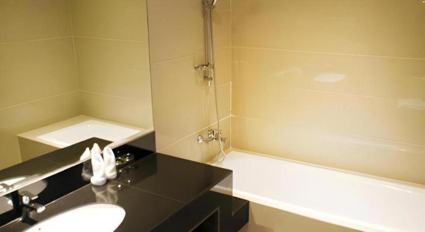 Ayola First Point Hotel Пеканбару Екстериор снимка