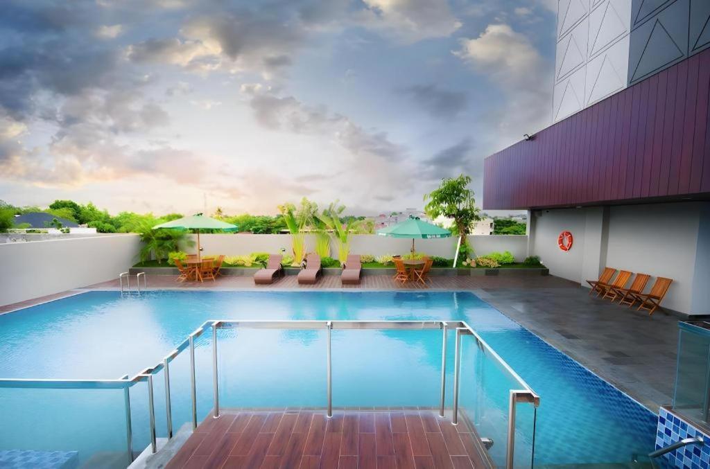 Ayola First Point Hotel Пеканбару Екстериор снимка