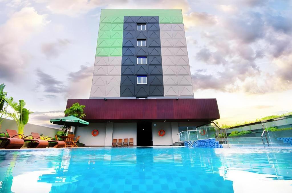 Ayola First Point Hotel Пеканбару Екстериор снимка