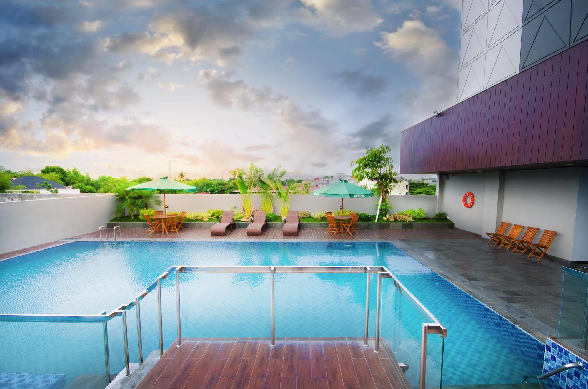 Ayola First Point Hotel Пеканбару Екстериор снимка