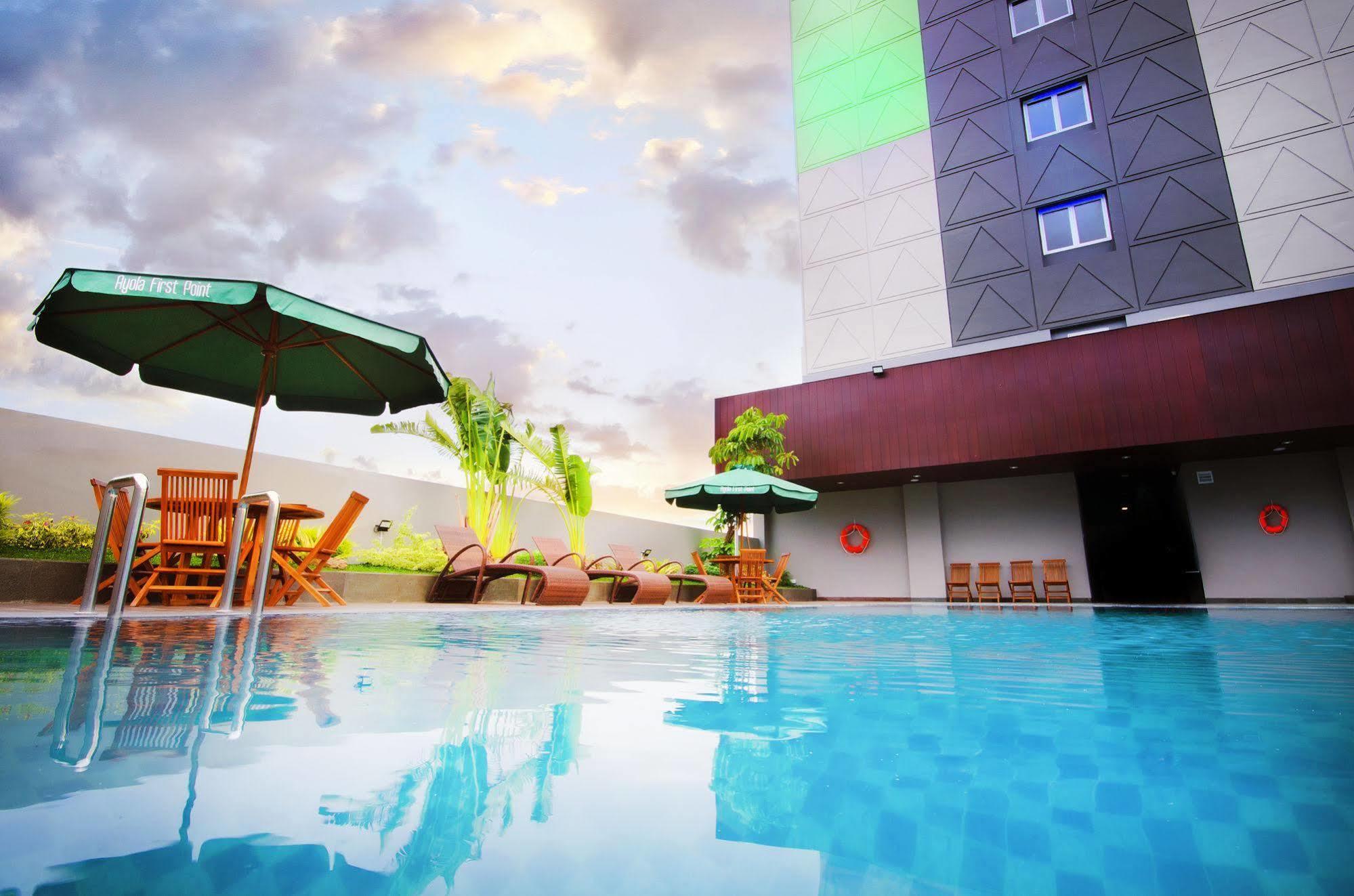 Ayola First Point Hotel Пеканбару Екстериор снимка
