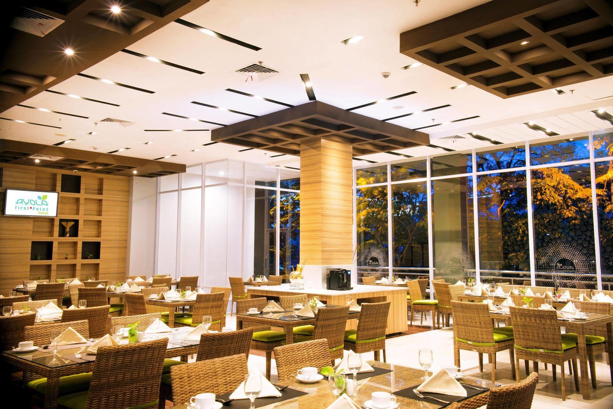 Ayola First Point Hotel Пеканбару Екстериор снимка