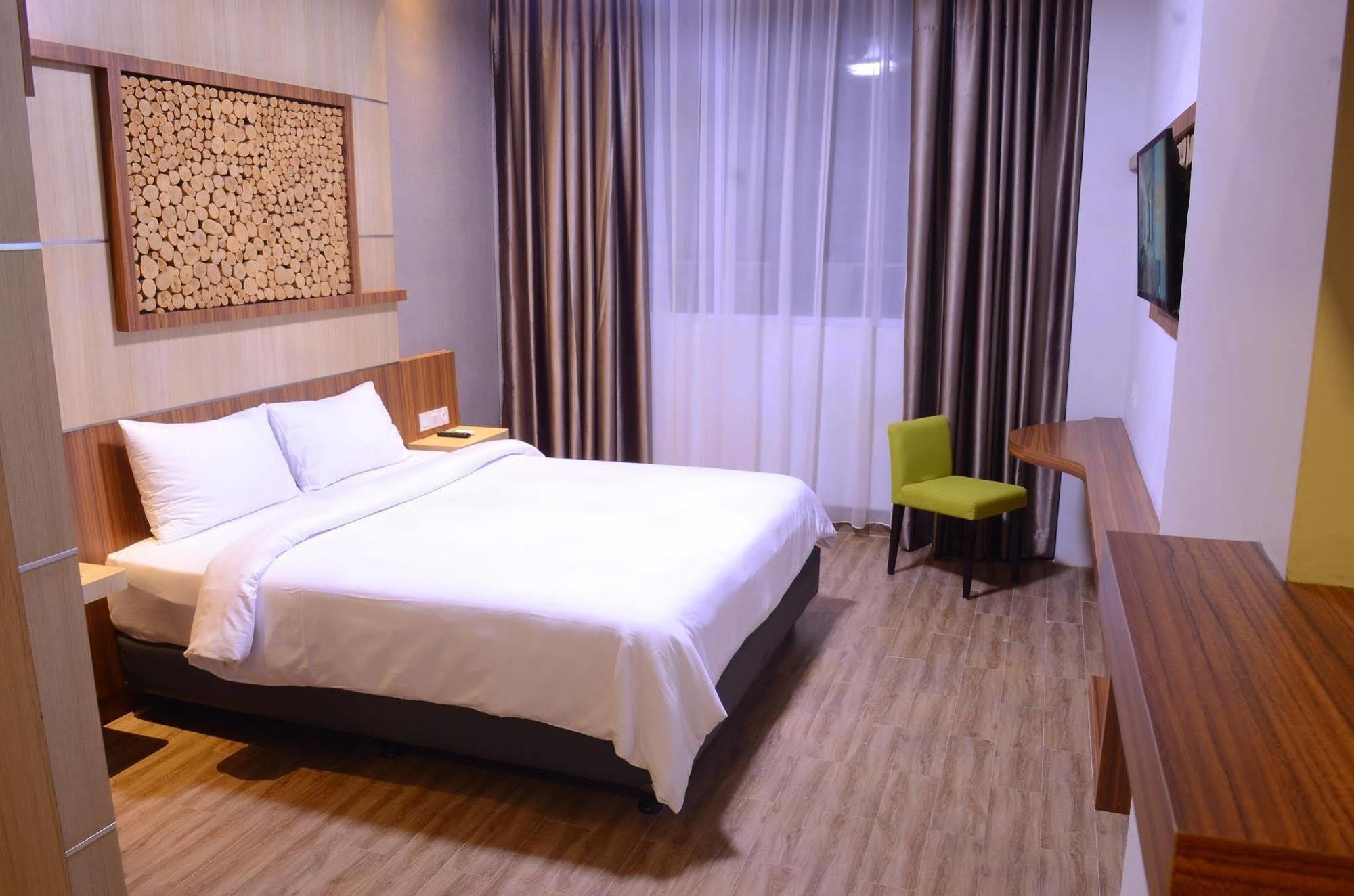 Ayola First Point Hotel Пеканбару Екстериор снимка