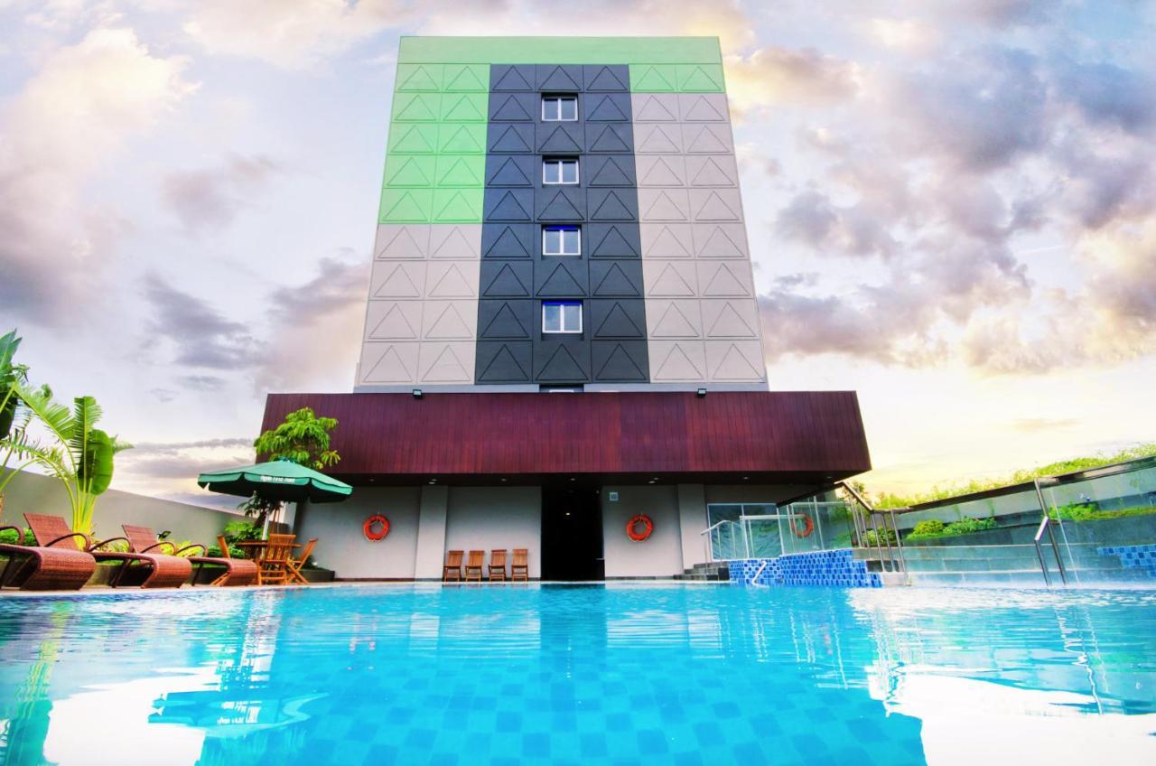 Ayola First Point Hotel Пеканбару Екстериор снимка